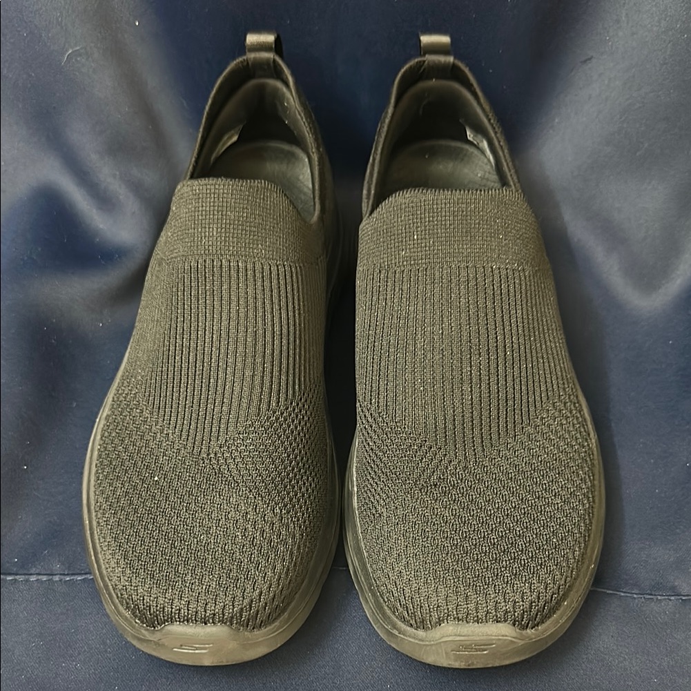Sketchers Arc Fit Black Slip-On Sneakers